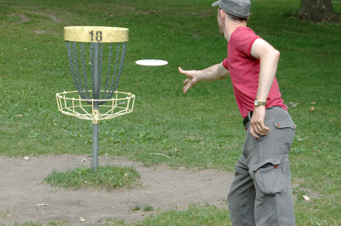 Man playing frisbee golf